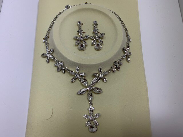 ウエディングネックレス スッキリしたお花のデザインが可愛い ネックレス+揺れる イヤリング