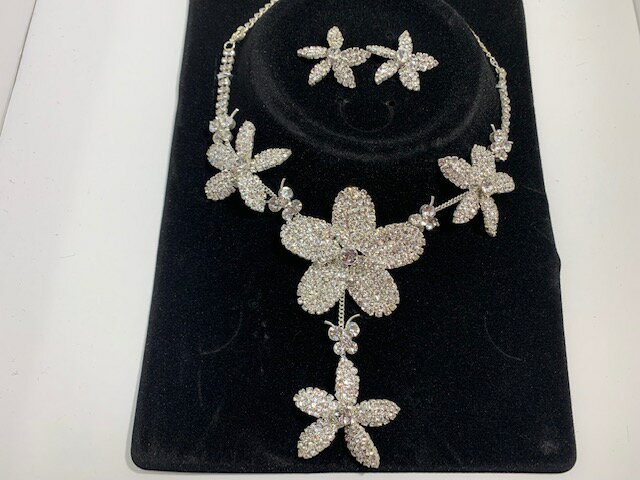 ウエディングネックレス 大きめのお花とラインストーンの輝きが ゴージャスな ネックレス+揺れる イヤリング