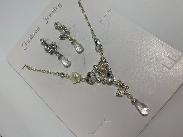 ブライダルネックレス ナチュラルで繊細なお花と蝶が可愛い ウエディングネックレス+揺れるイヤリング