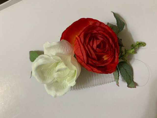 髪飾り 可愛いお花 赤白薔薇 造花 コーム付き ヘアアクセサリー プレゼント用 ギフト用