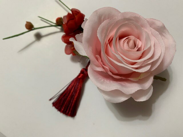 髪飾り 可愛いお花 ピンク薔薇と梅 フリンジ付き 造花 コーム付き ヘアアクセサリー プレゼント用 ギフ..