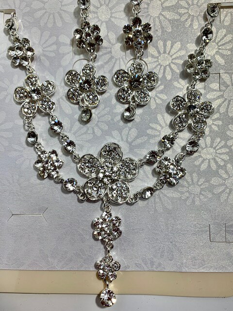 可愛さ引き立つ2連花の形ネックレス+イヤリング