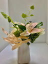仏花 仏壇用白い菊と淡いピンクのユリの花造花 お供え 花瓶付き 小さめのお仏壇用