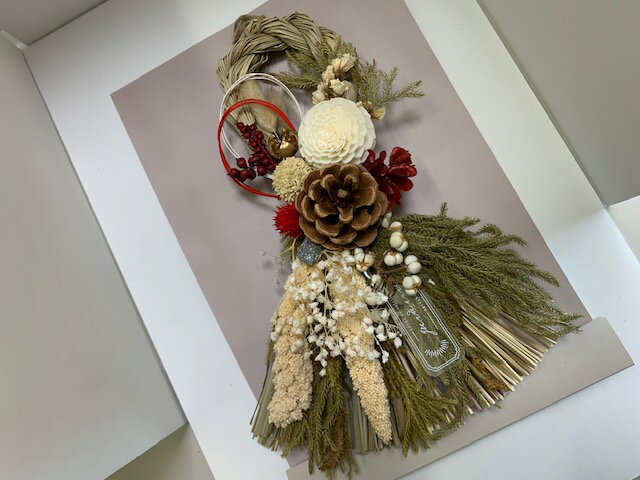 正月飾り 豪華でお洒落なデザイン 洋風 玄関用 しめ縄飾りお花付き ドライフラワー