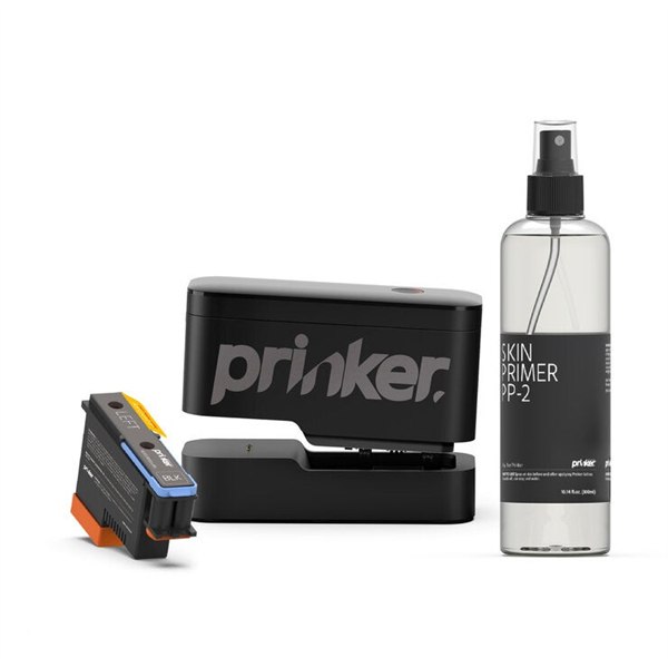 【送料無料】Prinker Superb ブラックインクセ ット テンポラリータトゥー 交換用カートリッジ 化粧品成分 化粧品成分から作られたインクなので肌に置いても安心。1本 で最大1,000回までプリントできます 気軽に試せるテンポラリータトゥーで、いつでも肌にタトゥーを直 接プリントできます。約2〜3日持ち、石鹸で簡単に落とせるので、 パーティーやイベント、フェスなどでメイク感覚で楽しめます。ま た、デザインに飽きたり、他のデザインを試したくなった時でも気 軽に変えられます。防水性があるので、プールや海などのアウトド アでも消える心配がありません。 使い方は簡単。専用のアプリで好きなデザインを見つけて、 Prinkerを肌になぞらせるだけ。アプリには12,000種以上のデザイ ンがあり、お好きなデザインを選べます。また、オリジナルのデザ インやロゴをアップロードしてプリントすることも可能です。 クルエルティフリーの化粧品成分インクを使用。付属のカートリッ ジにはタトゥー最大1,000回分のインク入り。スキンプライマーで インクを定着させ、タトゥーの寿命を延ばします。最大タトゥーサ イズは幅2.2〜99cm。 * サイズや濃度、デザインによってプリント可能回数は異なります。 セット内容：Prinker本体（充電スタンドセット）、バッテリー、 ブラックインクカートリッジ、カートリッジ保管バッグ、スキンプ ライマー(300ml)、充電用USBケーブル（タイプC)、取扱説明書 Prinkerアプリについて 無料プランでは、12,000以上 のデザインをプリントでき、月に 20 個までのデザインをアップロード可能です。 テンダーフットプラン（550円/ 月）は、無制限でカスタムタトゥー を作成できます。また、お気に入りのデザインをリストに整理する ことができます。 ショーケースプラン（1,080円/月）は、最大5台のデバイスでデザ インを共有したり、お気に入りのデザインにオフラインでアクセス できます。 ■商品の特長 ・いつでも気軽にテンポラリータトゥーを楽しめます ・アプリでお好きなデザインをタトゥーに ・プリンターを肌になぞるだけ ・防水で2〜3日もち、石鹸で簡単に落とせます ・化粧品成分から作られたインクを使用しており安心 ・ブラックインク付属 ■仕様 ■ブランド：プリンカー (Prinker) ■幅：15 cm ■奥行：5.5 cm ■高さ：9.1 cm ■重量：0.38 kg ■配送についての注意点 こちらの商品は弊社の取引先業者より直接発送され、取引先業者指 　定の配送会社担当者が配送致します。 ご注文日より通常5日から14日でお届け致します（一部エリアを除 　く）。 また、交通状況および天候など、その他の理由により一部地域での 　お荷物のお届けが遅延する場合がございます。配送の対象地域は 　日本国内のみとなっております。 指定配送会社により一部地域(離島を含む)への配送をお受け致しか 　ねます。 ※ゴールデンウイーク・お正月・お盆などの大型連休期間は、配送 　業者の都合上通常よりも配送にお時間を頂く場合がございます。 　ご不便をおかけし大変申し訳ございませんが、何卒ご理解いただ 　くようお願いいたします。 【この商品の配送について】 ※本体重量は約0.38kgです。 ※商品のお届け日時につきましては、配送担当者より 　 事前にご連絡いたします。（商品によって異なります） ※配送・設置：玄関先でのお渡しとなります。 　 設置や組み立て、吊り上げなどの特殊搬入をご希望の場合は、 　 配送担当者へご相談ください。 　 また、作業料金は現地にてお支払いいただきます。 ※ドア幅・廊下の曲がり角・階段・エレベーターの寸法を 　 必ず事前にご確認ください。 　 搬入できずお引き取りとなった場合の費用はお客様のご負担となります。 ※多くの商品はお客様組み立てです。 　 プラスドライバーをご用意ください。 　 組立の要否と目安時間は商品ページの仕様をご確認ください。 ※設置スペースの幅・奥行・高さと、 　 背もたれを倒したときの奥行を、 　 商品ページの寸法と照らし合わせてご確認ください。 ※耐荷重（最大使用者体重）を必ずご確認のうえ、 　 その範囲内でご使用ください。 　 立ち上がりの補助や踏み台としてのご使用はおやめください。 ※キャスター付きの商品は、床材によっては傷や跡が 　 付くことがあります。チェアマットのご使用をおすすめします。 ※ガスシリンダー（昇降機構）を備えた商品は、 　 座面を下げた状態で保管・輸送してください。 ※本革・合成皮革の商品は、直射日光・暖房器具の熱により 　 変色やひび割れが生じることがあります。 ※天然木を使用した商品は、1脚ごとに木目・色味・節の 　 出方が異なります。 　 布・メッシュ張りの商品も、ロットにより色味が異なります。 　 画面上の色と実物の色は同一ではありません。 ※電動機構を備えた商品は、コンセントが必要です。 　 電源の位置と、可動範囲の障害物をご確認ください。 【ご注意】 ■こちらの商品はメーカー又は仕入先へ直送依頼する 　 受注発注商品となります。 　 注文確定後のキャンセルはお受けできませんので、 　 ご注文の際はお気を付けください。 ■発送まで通常より多くの日数を要します。 　 到着日時の指定はできません。 ■突然の欠品・終売、入荷時期による仕様の変更等が 　 ある場合がございます。 ■沖縄・離島・北海道への発送は行っておりません。 ■不要品・旧製品の引き取りは行っておりません。 ■商品パッケージに汚れ・スレ等がある場合がございます。 　 これらの点、予めご了承のうえご検討お願いします。 もちろん新品未使用品！ この機会をお見逃しなく！
