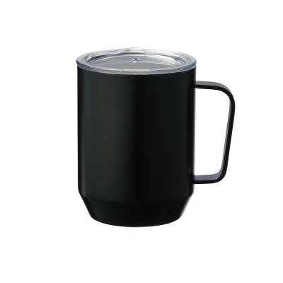 蓋付き真空ステンレスマグカップ400ml（ブラック）（@599円税別 48個単位 メーカー直送品） スッキリシルエットのステンレスマグは 蓋付きだからデスク周りでも大活躍 ほこりよけやこぼれ防止、冷めにくくなるなど 蓋付きならではのメリットがいっぱい！ お渡ししやすいベーシックな3色展開なので キャンペーンに合わせてお選びいただけます。 ■仕様 商品コード 2375631 JANコード 4527231067443 本体サイズ 口径8cm 高さ10.5cm パッケージサイズ 10.4×8.9×11cm 荷姿 化粧箱入り 材質 本体／ステンレス フタ／ポリカーボネート パッキン／シリコーンゴム 外装カートンサイズ 43×38×36cm その他 容量／400ml 【ご注意】 ●メーカー直送のため、時間指定はできません。 ●突然の欠品・終売、入荷時期による仕様の変更等がある場合がございます。 ●こちらの商品は初期不良も含めて、全てメーカー対応になります。 ●沖縄・離島地域への発送は行っておりません。 これらの点を予めご理解の上ご検討お願いいたします。 もちろん新品未使用品！ この機会をお見逃しなく！