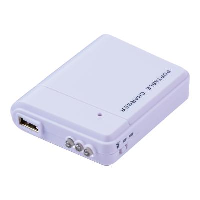 備えて安心　乾電池式充電器（@399円税別 96個単位 メーカー直送品） ホワイトボディーのモバイルバッテリー 停電時も心強い乾電池式 単3型乾電池4本で充電可能。 LEDライト付きで緊急時に手元を照らすのに便利です。 一般的なモバイルバッ...