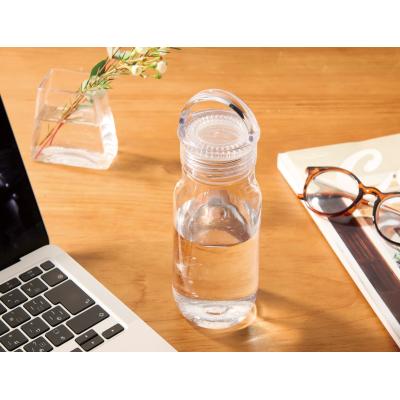 クリアボトル400ml1本（@299円税別 60本単位 メーカー直送品） 透明度が高く衝撃に強いポリカーボネート製のドリンクボトル 蓋は持ち運びやすいハンドルタイプ マイボトルへの給水スタンドも増えてきた中で 変わらず一定のニーズがあるウォーターボトル。 油性ペンでおえかきができるので、 お子さま向けのワークショップにいかがでしょうか？ ■仕様 商品コード 2377051 JANコード 4527231069454本体サイズ 直径6.5cm 高さ19.5cm パッケージサイズ 7.2×7.1×20.5cm 荷姿 化粧箱入り 色柄 3色取混 材質 本体／ポリカーボネート 蓋／ポリカーボネート パッキン／シリコーンゴム 外装カートンサイズ 45×38×43cm 【ご注意】 ●メーカー直送のため、時間指定はできません。 ●突然の欠品・終売、入荷時期による仕様の変更等がある場合がございます。 ●こちらの商品は初期不良も含めて、全てメーカー対応になります。 ●沖縄・離島地域への発送は行っておりません。 これらの点を予めご理解の上ご検討お願いいたします。 もちろん新品未使用品！ この機会をお見逃しなく！