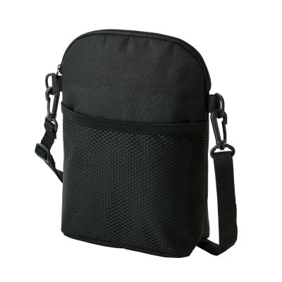 コンパクト保冷温ショルダー（ブラック）（@249円税別 60個単位 メーカー直送品） ちょうどいいサイズで2本の500mlペットボトルが 収納可能な保冷温バッグ ちょっとしたお出かけや野外イベントにぴったりのサイズです。 500mlペットボトルが2本収納可能な「ちょうどいい」サイズで、 使い勝手が良いのが特長です。 深めのメッシュ製フロントポケットは、 スマートフォンやチケットなどの小物の収納に最適です。 内側はアルミ蒸着加工が施されています。 ■仕様 商品コード 2326410 JANコード 4527231069331本体サイズ 約23(底17)×9.5×26cm (ストラップ全長／約110cm) 荷姿 ポリ袋入り 材質 ポリエステル(PVCコーティング)・ポリエチレン(アルミ蒸着)・亜鉛合金・ナイロン・ポリアセタール・ポリプロピレン 外装カートンサイズ 48×30×42cm 【ご注意】 ●メーカー直送のため、時間指定はできません。 ●突然の欠品・終売、入荷時期による仕様の変更等がある場合がございます。 ●こちらの商品は初期不良も含めて、全てメーカー対応になります。 ●沖縄・離島地域への発送は行っておりません。 これらの点を予めご理解の上ご検討お願いいたします。 もちろん新品未使用品！ この機会をお見逃しなく！