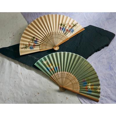 利楽物語　やさしい扇子1本（@299円税別 72本単位 メーカー直送品） 竹繊維配合のバンブーペーパーを 扇面とパッケージに使用しています 竹は生命力が強く樹木と比べて成長が早いため、 森林を守る新たな繊維原料として今注目を浴びています。 色彩豊かな竹柄が商品コンセプトにもマッチ。 男女問わずお使いいただける、ナチュラルなカラーバリエーションです。 ■仕様 商品コード 2324100 JANコード 4527231062189本体サイズ 全長約21cm パッケージサイズ 5.5×0.9×25cm 荷姿 竹紙袋入れ 色柄 2色取混 材質 骨/竹 扇面/竹紙 外装カートンサイズ 33×25×16cm 【ご注意】 ●メーカー直送となりますので代金引換でのご注文はお受けできません。 　お振込みもしくはカード決済にてご注文ください。 　システム上、「代引き・時間指定」を選択出来てしまいますが、 　どちらもお受けできませんのでご了承下さい。 ●代金引換でのご注文は銀行振込に変更しご連絡させていただきます。 ●突然の欠品・終売、入荷時期による仕様の変更等がある場合がございます。 ●こちらの商品は初期不良も含めて、全てメーカー対応になります。 ●沖縄・離島地域への発送は行っておりません。 これらの点を予めご理解の上ご検討お願いいたします。 もちろん新品未使用品！ この機会をお見逃しなく！