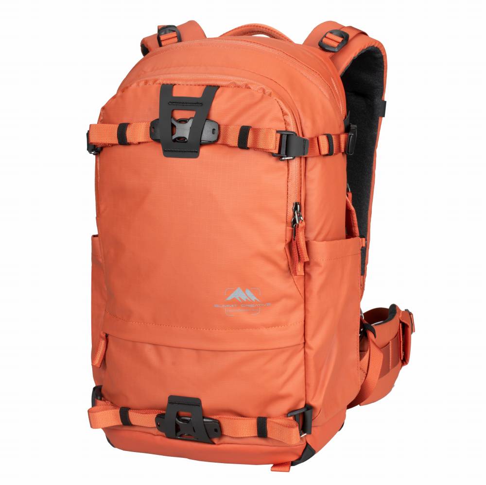サミットクリエイティブ テンジン 18L ジップ バックパックTENZING 18L ZIP BACKPACK は、シリーズ最小の軽量モデルで、天蓋はシンプルでスリムなジッパー式です。 快適で通気性のある一体型のバックパッドは、調節可能なショルダーストラップ、チェストストラップ、ウエストベルトを組み合わせることで、通気性を保証します。 SUMMIT CREATIVE Tenzingシリーズ共通のプロ仕様のアウトドア キャリー システムを備え、安全性とバランスを確保するだけでなく、バッグパック自体の揺れを防いで快適な背負い心地を実現し、長時間の野外探索の負担を大幅に軽減します。 主な仕様●外寸：（高さ×幅×奥行き）45×26×16cm ●内寸：（高さ×幅×奥行き）（33+10）×24×14cm ●重量：2kg ●容量：18L ●収納ノートPCサイズ：12インチ ●付属品：レインカバー・ウエストベルト・トレッキングポール取付用ゴムバンドサミットクリエイティブ テンジン 18L ジップ バックパック 特長 上部とサイド両方に大型のハンドルを備えており、状況に応じた素早い移動が可能です。キャリーカート用のループも背面中央に備えています。 420D ナイロン生地で高い撥水性と耐摩耗性を確保。YKK製の止水ファスナー、DURAFLEX製バックルなど耐久性が求められる各種パーツに妥協はありません。 取り外し可能なウェストベルト。右側のベルトにはカラビナ等で様々なアクセサリーの取付が可能。左側のベルトはポーチになっており、携帯電話や、レンズキャップを収納可能。