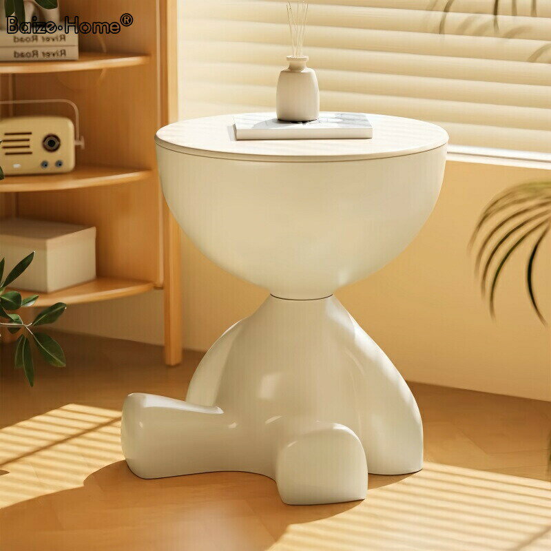 クリーム風のお茶はシンプルで新しいソファーの辺は贅沢な客間の高級感の辺のテーブルのベランダのテーブルのベッドのテーブルである