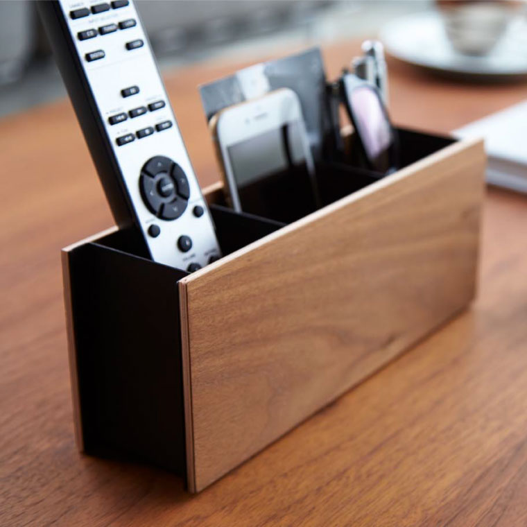 商品詳細ペン＆リモコンラック リンSPEC商品サイズ：　約25X7X10.2cm商品重量：　約500g素材材質：　本体：スチール(粉体塗装)天然木積層合板(ラッカー塗装) マット：合成ゴム商品詳細ペン＆リモコンラック リンSPEC商品サイズ：　約25X7X10.2cm商品重量：　約500g素材材質：　本体：スチール(粉体塗装)天然木積層合板(ラッカー塗装) マット：合成ゴム