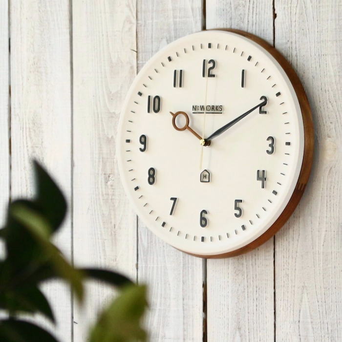 Kemppi 木とレジンを組み合わせたウォールクロックです。 優しいアイボリーのフェイスにブラウンのウッドを組み合わせて上質で落ち着いた雰囲気に！ 素材の特性を充分に活かしたナチュラルで上品なデザインに仕上がっています。 数字やインデックス...