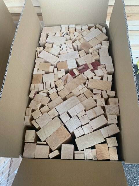 薪用端材 約18kg/箱【針葉樹 皮なし 焚き付け用 乾燥 薪ストーブ 日本製 送料無料】