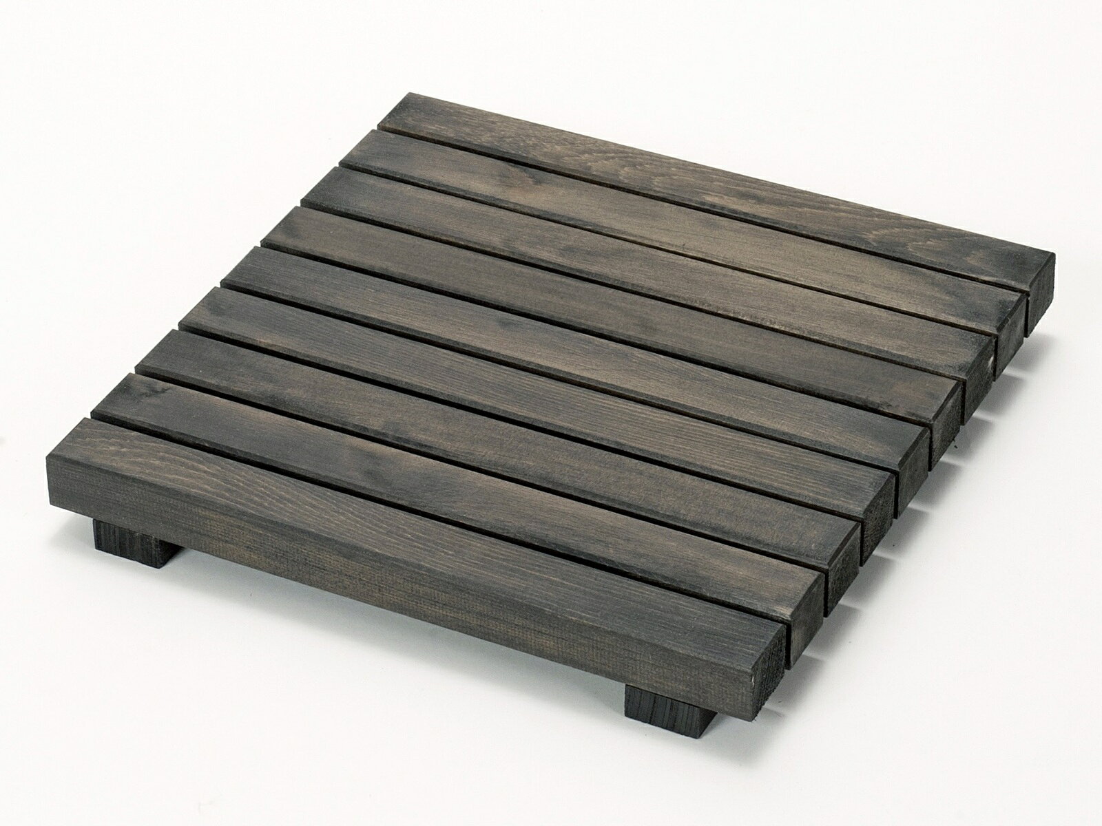 48枚セット（1枚あたり単価1,485円）　サイズ：30cm×30cm×厚み4cm（デッキ部分厚み25ミリ！） 色：ブラウン 約1.1kg/枚　1平米あたり16,500円（税込）　素材：高耐久の米国産ヒバ材ベランダに置くだけで第二のリビングへ。ウッドデッキは匠が一つ一つ丁寧に手作りしています。 厚みのある無垢材を贅沢に使用し、表面の板厚25ミリを確保しているため重厚感・高級感があり、重量もあるため、置くだけでもずれたり、ガタついたりしないのが特長です。また、使用している米国産ヒバ材は大変腐りにくく、天然木製でありながら高耐久です。 ウッドデッキ匠の表面は丁寧にサンダー掛けしているため、ささくれがなく、素足でお楽しみいただけます。 ウッドデッキの角も一つ一つ面取りし、塗料も国内メーカーに特注のF☆☆☆☆認定塗料を使用しているため、小さなお子様や年配の方にも安心してお使いいただけます。 人工木のウッドデッキと違い、天然木製のため夏場は温度が上がりにくく、冬場は温度が下がりにくい特長があり、気温の落差が激しいベランダに最適です。 加工精度が高いため、玄関やテラスなど、室内にご採用いただくことも多いウッドデッキです。 お客様施工例は「WILLベランダガーデン公式ブログ」をご覧ください。※天然木による手作り品のため、節が入る場合がございますが、耐久性や強度に問題ありません。また木の断面により塗料の付き方は違ってきますが、むしろ天然木・無垢材の味としてご理解ください。※ヒバ材とは・・米国産の無垢材を使用しています。浴槽にも使用されるなど、腐りにくく、抗菌・防虫効果の大変高い木材です。住宅用の土台としても多用されており、薬剤処理が不要な材として知られています。 ※販売価格を抑えるため受注生産としております。余裕を持ってご検討ください。※日本郵便ゆうパックでの配送です。（時間指定可能です。）※48枚セットでのお届けとなります。※30cm×60cmのウッドデッキとの組み合わせもおすすめです。 最新のお客様施工例は「WILLベランダガーデン公式ブログ」をご覧ください。 ウッドデッキ匠 匠がひとつひとつ手作り。厚みのある無垢材使用。 プロ仕様のウッドパネル。国産・日本製。 送料無料！　販売価格を抑えるため受注生産としております。余裕を持ってご検討ください。 天然木ならではの風合いと、厚みのある重厚感・高耐久力が魅力。加工精度が高いため、ガタつかず、素足で使えるベランダ向けウッドデッキ。 ウッドデッキ匠の特長。 マンションのモデルルームや施工会社様に好評のプロ仕様。　厚みのある無垢材を使用。板厚25ミリを確保しているため、重厚感があり、耐久性も高くなります。　使用している米国産ヒバ材※は大変腐りにくく、天然木でありながら高耐久性を確保。　厚みのある天然木のため、樹脂製デッキに比べ夏場高温になりづらい。また冬場は底冷えしにくい。　ウッドデッキの表面は丁寧にサンダー掛けしているため、ささくれがなく、素足で歩くことが可能。　部材の角も一つ一つ面取りしているため、小さなお子様や年配の方にも安心して使っていただけます。　加工精度が高く、厚みのある無垢材を使用しているため、しっかりとした重量があり、ガタつかない。　国内メーカー特注のF☆☆☆☆認定塗料を使用、耐久性・耐候性が高く、お子様やペットの安全に配慮。　ジョイント付ウッドパネルは国内メーカーに特注した樹脂を使用しているため頑丈、接合も万全。ウッドデッキの厚み40ミリ！　　　　　　　　　　市販されているウッドデッキと弊社製品（樹脂ジョイント付タイプ）を比べてみました。厚み＝重量があり、匠が丁寧に手作りしていますので、がたついたり、ずれたりしません。また、耐久性も高くなります。※ヒバ材とは・・米国産の無垢材を使用しています。浴槽にも使用されるなど、腐りにくく、抗菌・防虫効果の大変高い木材です。住宅用の土台としても多用されており、薬剤処理が不要な材として知られています。 左写真は、雨ざらしで、しかも土の上に30年以上置いたヒバ材です。木材仕入れ先の社長が20代で働きだした頃から、雨ざらし・土の上に実験で置いているものです。大変腐りにくい材として実証されています。 ジャンボフェリー株式会社様のウッドデッキ匠 直建築株式会社様施工　アレーズド・バレSHIRAHAMA様のウッドデッキ ウッドデッキ匠のお客様施工例はブログを参考にしてください。天然木ならではの風合いは、残念ながら写真や商品画像では伝わりにくいため、多くのお客様より、「思っていたよりよかった」とのお声を頂戴しております。最新のお客様施工例は「WILLベランダガーデン公式ブログ」をご覧ください。お部屋のようなベランダをご自宅に。同シリーズのラティス匠、室外機カバー匠や、収納ボックスを組み合わせることで、 無機質なマンションのバルコニーがお部屋のような空間に変身します。