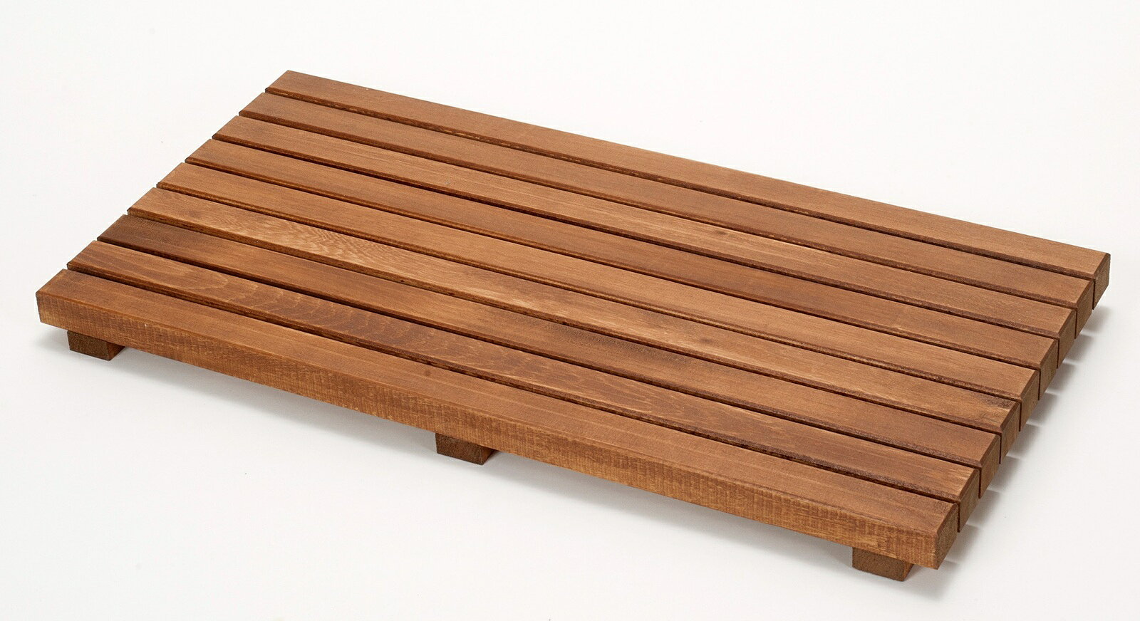 24枚セット（1枚あたり単価3,080円）　サイズ：30cm×60cm×厚み4cm（デッキ部分厚み25ミリ！） 色：チーク 約2.2kg/枚　1平米あたり17,111円（税込）　素材：高耐久の米国産ヒバ材ベランダに置くだけで第二のリビングへ。ウッドデッキは匠が一つ一つ丁寧に手作りしています。 厚みのある無垢材を贅沢に使用し、表面の板厚25ミリを確保しているため重厚感・高級感があり、重量もあるため、置くだけでもずれたり、ガタついたりしないのが特長です。また、使用している米国産ヒバ材は大変腐りにくく、天然木製でありながら高耐久です。 ウッドデッキ匠の表面は丁寧にサンダー掛けしているため、ささくれがなく、素足でお楽しみいただけます。 ウッドデッキの角も一つ一つ面取りし、塗料も国内メーカーに特注のF☆☆☆☆認定塗料を使用しているため、小さなお子様や年配の方にも安心してお使いいただけます。 人工木のウッドデッキと違い、天然木製のため夏場は温度が上がりにくく、冬場は温度が下がりにくい特長があり、気温の落差が激しいベランダに最適です。 加工精度が高いため、玄関やテラスなど、室内にご採用いただくことも多いウッドデッキです。 お客様施工例は「WILLベランダガーデン公式ブログ」をご覧ください。※天然木による手作り品のため、節が入る場合がございますが、耐久性や強度に問題ありません。また木の断面により塗料の付き方は違ってきますが、むしろ天然木・無垢材の味としてご理解ください。※ヒバ材とは・・米国産の無垢材を使用しています。浴槽にも使用されるなど、腐りにくく、抗菌・防虫効果の大変高い木材です。住宅用の土台としても多用されており、薬剤処理が不要な材として知られています。 ※販売価格を抑えるため受注生産としております。余裕を持ってご検討ください。※日本郵便ゆうパックでの配送です。（時間指定可能です。）※24枚セットでのお届けとなります。※余白部分は30cm×30cmのウッドデッキと組み合わせ可能！ 最新のお客様施工例は「WILLベランダガーデン公式ブログ」をご覧ください。 ウッドデッキ匠 匠がひとつひとつ手作り。厚みのある無垢材使用。 プロ仕様のウッドパネル。国産・日本製。 送料無料！　販売価格を抑えるため受注生産としております。余裕を持ってご検討ください。 天然木ならではの風合いと、厚みのある重厚感・高耐久力が魅力。加工精度が高いため、ガタつかず、素足で使えるベランダ向けウッドデッキ。 ウッドデッキ匠の特長。 マンションのモデルルームや施工会社様に好評のプロ仕様。　厚みのある無垢材を使用。板厚25ミリを確保しているため、重厚感があり、耐久性も高くなります。　使用している米国産ヒバ材※は大変腐りにくく、天然木でありながら高耐久性を確保。　厚みのある天然木のため、樹脂製デッキに比べ夏場高温になりづらい。また冬場は底冷えしにくい。　ウッドデッキの表面は丁寧にサンダー掛けしているため、ささくれがなく、素足で歩くことが可能。　部材の角も一つ一つ面取りしているため、小さなお子様や年配の方にも安心して使っていただけます。　加工精度が高く、厚みのある無垢材を使用しているため、しっかりとした重量があり、ガタつかない。　国内メーカー特注のF☆☆☆☆認定塗料を使用、耐久性・耐候性が高く、お子様やペットの安全に配慮。　ジョイント付ウッドパネルは国内メーカーに特注した樹脂を使用しているため頑丈、接合も万全。ウッドデッキの厚み40ミリ！　　　　　　　　　　市販されているウッドデッキと弊社製品（樹脂ジョイント付タイプ）を比べてみました。厚み＝重量があり、匠が丁寧に手作りしていますので、がたついたり、ずれたりしません。また、耐久性も高くなります。※ヒバ材とは・・米国産の無垢材を使用しています。浴槽にも使用されるなど、腐りにくく、抗菌・防虫効果の大変高い木材です。住宅用の土台としても多用されており、薬剤処理が不要な材として知られています。 左写真は、雨ざらしで、しかも土の上に30年以上置いたヒバ材です。木材仕入れ先の社長が20代で働きだした頃から、雨ざらし・土の上に実験で置いているものです。大変腐りにくい材として実証されています。 ジャンボフェリー株式会社様のウッドデッキ匠 直建築株式会社様施工　アレーズド・バレSHIRAHAMA様のウッドデッキ ウッドデッキ匠のお客様施工例はブログを参考にしてください。天然木ならではの風合いは、残念ながら写真や商品画像では伝わりにくいため、多くのお客様より、「思っていたよりよかった」とのお声を頂戴しております。最新のお客様施工例は「WILLベランダガーデン公式ブログ」をご覧ください。お部屋のようなベランダをご自宅に。同シリーズのラティス匠、室外機カバー匠や、収納ボックスを組み合わせることで、 無機質なマンションのバルコニーがお部屋のような空間に変身します。