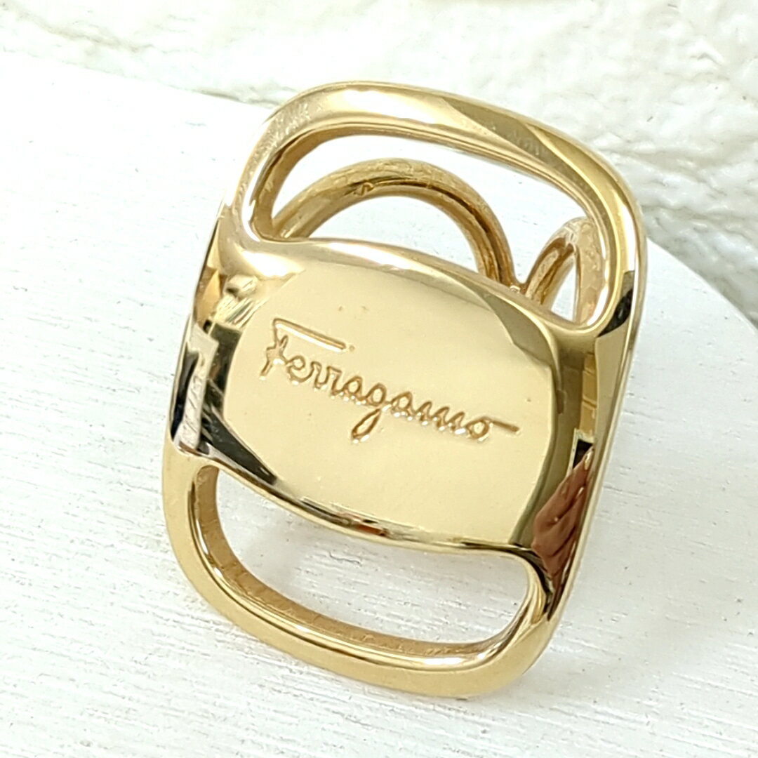 Item infomation"商品説明” 商品説明 管理番号：0605-30　Ferragamo フェラガモ ヴァラ スカーフリング イタリア製 ゴールドカラー アクセサリー レディース　中古 サイズ 縦約3.1cm、横約2.2cm (多少の誤差はご了承くださいませ。) カラー 写真でご確認くださいませ。 素材 商品ランク B 商品状態 中古品Bランクです。若干小傷がございますがその他状態は良好です。写真でご確認くださいませ。 上記予めご了承の上ご購入くださいますようお願いいたします。 商品について カラー商品の場合　お客様のパソコン環境によって掲載の色と実物の色が異なる場合がございます。・一度開封した商品（使用、未使用に関わらず）のご返品はお受けいたしかねますのでご了承ください。上記を予めご理解の上ご購入をお願いいたします。 広告文責 ウィルパワー株式会社　TEL:03‐3338‐3518 ご注意 ※購入履歴からのキャンセル及び修正について”"ご注文のタイミングによっては、お客様自身での購入履歴からのキャンセル、修正を受け付けることができない場合がございます。 中古品ランク表 Sランク 新品同様でほとんど傷がなく綺麗な状態。未使用品。 Aランク 状態が比較的よいもの。目立つ傷や汚れのないもの。 Bランク 中古品で使用感が感じられるもの。小さい傷があるもの。 Cランク かなり使用感があり、目視して傷が確認できるもの。 Dランク 大きな傷があり、リペアが必要になるもの。