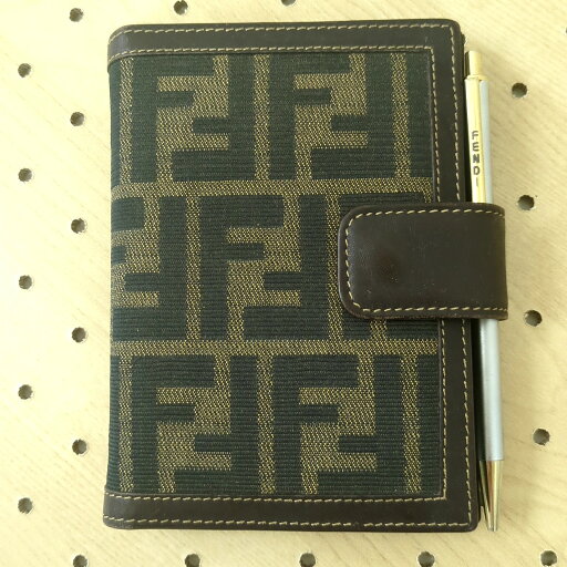 FENDI フェンディ ズッカ キャンバス レザー 手帳カバー 6穴 ブラウン ペン付き イタリア製 レディース【中古】Cランク ギフト プレゼント FENDI フェンディ ズッカ キャンバス レザー 手帳カバー 6穴 ブラウン ペン付き イタリア製 レディース【中古】Cランク ギフト プレゼント