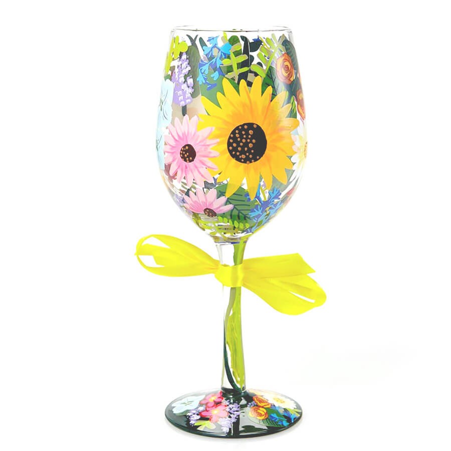 グラスのブーケに閉じ込められたお花の爆発は、見る人すべてを幸せにするポジティブなエネルギーでいっぱいです。このグラスにワインを注いだら、その幸せはいつもよりずっと長続きします。 CUTE &amp; POP! 元クリスチャンディオールの専属広告デザイナー ロリータ・ヤンシーによってデザインされたアートワイングラス おうちタイムをもっと楽しく、もっと可愛く。 エネルギーに溢れ、人生をめいっぱい楽しむ女性のためのワイングラス。ロリータの手によって、ワインタイムがこんなに楽しくなりました。グラスを取り出すだけで心が浮き立ち、一人でも、仲間と一緒でも、大切な時間がさらに輝きます。 女の子が手作りしたようなポップであたたかな触感。 Lolitaのワイングラスは1つ1つ手作業で絵付けされているので、手作り感満載。アクリルだとか、ビーズだとか、どこにでもありそうな材料を使って、自分なりのカワイイを求めて誰もが小さいころに工夫したあのときのような、遊び心たっぷりのグラスです。 ギフトボックスもキュート！ 可愛いワイングラスには、ボックスも可愛くなくちゃ！ ワイングラス1つ1つに特別にデザインされた円柱形のボックスは開けるときもワクワク。その日の気分でグラスを選ぶのも楽しいです。 それぞれのグラスに、オリジナルのカクテルレシピが付属しています。 ロリータ・ヤンシーについて アメリカ ヴァージニア州出身のアーティスト。マーケティングと芸術のダブルメジャーでメリー・ボールドウィン大学を卒業したロリータは、その芸術的センスを買われ、Donna Karan や Christian Dior の専属広告デザイナーとして長年活躍してきました。独特なデザインや世界観をワイングラスに表現し、全米で個展を開くなどその話題性は世界中に広まっています。 仲の良い友達との女子会で、カクテルの可愛さから着想を得て、彼女のプロジェクトは始まりました。『カクテルはこんなに可愛くて楽しいのに、ワインだってもっと楽しくたっていいじゃない？』 こうしてワイングラスは美しくドレスアップされ、最初のデザインが作られてから多くの女性のハートをとらえて放さず、100を越えるデザインが生み出されました。 ロリータは日々の生活のなかに特別なときめきを見つける天才です。自分自身のライフスタイルの中から、家族と過ごしたり友人と騒いだりする瞬間に、楽しさと、祝福と、エンターテインメントを見いだします。そのビジョンは力強く、彼女がデザインする作品のすべてに明確な方向性を感じ取ることができます。ロリータはパリのランウェイからインスピレーションを得ます。カラー、質感、トップモデルの立ち振る舞いなど。そう、ワイングラスは彼女にとってドレスと一緒です。