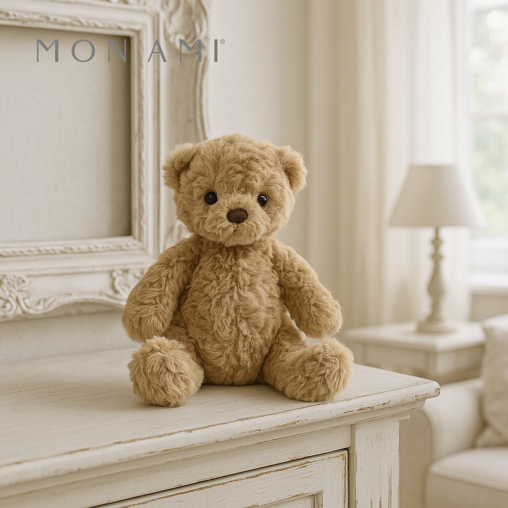その他関連キーワード ぬいぐるみ 縫いぐるみ 高品質 高級 贈答品 ファーストトイ 子供 こども 喜ぶ インテリア コレクション 輸入 フランス ヨーロッパ 癒しグッズ ブランド おしゃれ ナチュラル シック キュート エレガント くすみカラー ウォッシュ パステル ランキング 可愛い 雑貨 アーティストお子様のかけがえのないお友達になる「ハギーベア」。愛情を込めて作られたこのぬいぐるみは思わず頬ずりしたくなるほど柔らかな毛並みが特徴です。細部までこだわった愛らしい表情で、ギュッと抱きしめれば温かなぬくもりが伝わり心地よい安らぎを与えてくれます。Sサイズの全長は約23cm。小さなお子様にも抱きやすい大きさです。 プロダクトデザイナーであるサラ・フルマーが、2019年に立ち上げたブランド『MON AMI(モナミ)』。フランス語で“私の友人”を意味する『MON AMI』は、シックでファンタジックなデザイナードール、柔らかく愛らしいぬいぐるみ、そしてエレガントなホームデコレーションを特色としています。特にその優しい色使いや、柔らかな毛束感、素朴でオーガニックな質感などが高く評価されており、小さな頃からアーティスティックな本物に触れてもらいたいという志向のお客様に選ばれています。そのヨーロピアンでエレガントな佇まいから、一部の作品は大人にも人気です。