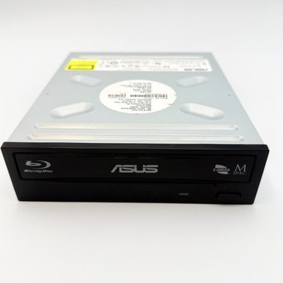 管理番号P20261013-1商品名ASUS BW-16D1HTBlu-ray書き込み機「BW-16D1HTBlu-ray」は4K UHDに対応しています商品説明状態良好外観中古品のため、若干の傷や汚れがあります。*商品の状態については、写真をご確認ください。詳細動作状況正常に動作します。付属品写真に写っている付属品はすべて同梱されています。（すべてのノートパソコンにはACアダプターが付属しています。）写真に写っているものはすべてセットに含まれています。詳細は写真をご確認ください。ブランドUnbranded状態中古品-良いご注意• 中古品については、状態や使用状況に個体差がある場合があります。ご購入の際は、商品説明や写真をご確認ください。タイプ内蔵デスクトップ用ドライブ読み取り可能な形式4K UHD注意写真の現物をお届けします。店舗にて併売しているため、ご注文のタイミングで売り切れの場合はキャンセルをお願いすることがあります。