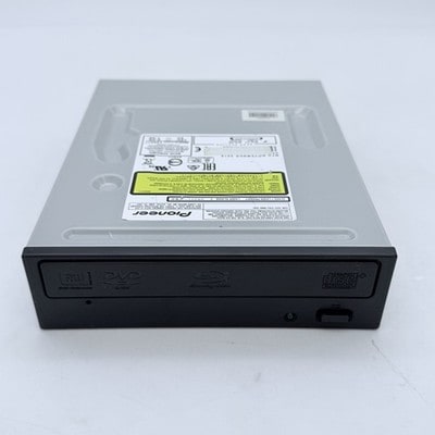 管理番号P20260930-2商品名Pioneer BDR-209DBK 内蔵型 SATA ブルーレイライター 16X BD‑R BDXL DVD CDライターブランドPioneer型番BDR-209DBK状態中古品-良いご注意Wi-Fi接続状況：* 海外でのWi-Fi接続状況は、国、地域、通信環境によって異なる場合があります。バッテリーの保証：* バッテリーは中古品であるため、出荷時点での使用時間やバッテリー容量を含む性能については保証できません。通信環境：* 海外での使用に関連する通信環境、電源環境、ソフトウェア、および各種サービスについては、保証いたしかねます。付属品：すべての製品にACアダプターが付属しています。パナソニック製パソコン：パナソニック製パソコンでは、ACアダプターを正しく接続するよう促すメッセージが表示される場合がありますが、これは故障ではなく、正常に動作していることを示しています。カラーホワイトタイプ内蔵デスクトップ用ドライブインターフェースSATA書き込み速度16x注意写真の現物をお届けします。店舗にて併売しているため、ご注文のタイミングで売り切れの場合はキャンセルをお願いすることがあります。
