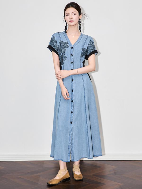 乐天商城 - ワンピース レディース 夏 デニム Vネック 収腰 スリム 短袖 中長丈 切り替え レース 刺繍 植物花卉柄 天竺 レイヨン スパンデックス ボタン 単排 中腰 復古 文学 民族風 日常 通勤 軽量 伸縮性 ハイウエスト ビッグシルエット デニムカラー