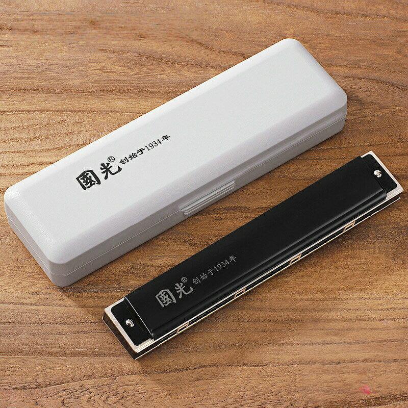 Information 商品情報 商品番号 ：L5-kq02 ■一口にハーモニカと言っても様々な種類がございます。 どのハーモニカをお選び頂くかは演奏する音楽のジャンルによって変わってきます。 例えば・・・ ■童謡、唱歌、演歌、懐メロ　 → 複音ハーモニカ ■ジャズ、クラシック 　　　　→ クロマチック・ハーモニカ ■Jポップ、ロック、ブルース　→ 10穴ハーモニカ ■おすすめのポイント ポジションマーク入りですので、初心者の方でも分かり易く吹き始めの音が確認しやすいです。 また、吹きやすさに定評がございます。  ■「ブルースハープを始めてみたいな」「とりあえず欲しい！」と言う方にもお求めやすいお手頃価格。 音の出しやすい樹脂(プラスチック)製のボディ。音の立ち上がりが良く、息漏れが少ない演奏しやすい素材です。お手頃価格なので、必要なKeyを一通りそろえてしまうのもアリですよね！ブルースハープ。 カラー：ブラック KEY：C、D、E 、F、G、A、B、#C(bD)、#D(bE)、#F(bG)、#G(bA)、#A(bB) 素材：ステンレス鋼+ABS環保樹脂+リン青銅リード サイズ：185*29*23mm 内容物：ハーモニカ 原産国：China 1商品写真はできる限り実物の色に近づけるよう加工しておりますが、 お客様のお使いのモニター設定、お部屋の照明等により実際の商品と色味が異なる場合がございます。 こちら未開封品に限り返品可能となります。（返送時送料はお客様にご負担頂いております） 予めご了承くださいますようお願い致します。 ※サイズは平置き手採寸サイズとなりますので測り方により誤差が出る場合がございます。 ±2cm前後の誤差が生じている場合がございますが、不良対象となりませんのでご了承ください。 配送方法 宅急便 ハーモニカ 入門用ハーモニカ C調 24穴 複音 ハーモニカ 初心者 複音ハーモニカ コレクションハーモニカ 教育用ハーモニカ 小学生 中学生 C、D、E 、F、G、A、B、#C(bD)、#D(bE)、#F(bG)、#G(bA)、#A(bB)調 童謡、唱歌、演歌、懐メロ