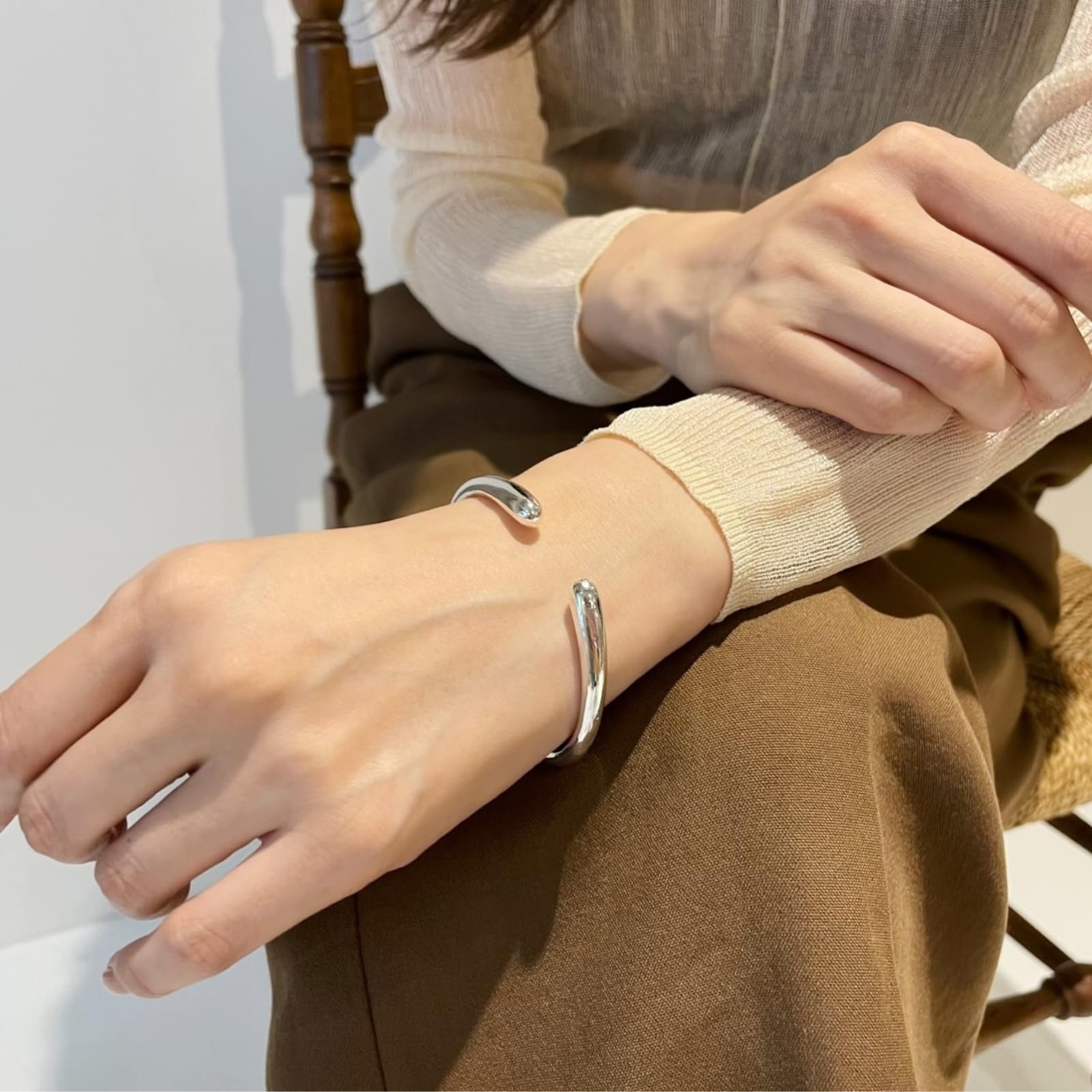 windarumaの【送料無料】Moonstan バングル ブレスレット レディース 人気 ゴールド シルバー サージカルステンレス ぷっくり 太め 金属アレルギー対応 シンプル 上品 (シルバー(ドロップ))｜アングル3