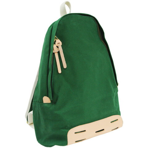 納期 営業日13:00までのご注文で当日発送【あす楽】通常1〜3営業日以内（最短24時間以内）に発送 サイズ W：29cm × H：45cm × D：19cm ｜ 約710g 素材 コットン（パラフィンキャンバス）・牛革 商品詳細 キャンバスをロウ（パラフィン）でコーティングする加工を施した素材を使ったデイパックです。 ショルダーベルト部分のパイピングやシンプルな金具使いは、60年代のローテクなアウトドアギアをイメージしたデザイン。背中側には芯が1枚入っており、型崩れを防いでいます。 容量は約20リットルと、タウンユースにちょうどいいサイズとなっています。底面には、本来寝袋などを括り付けるためのベルトが付いていますが、こちらもタウンユース用に短めに仕上げています。 ベージュ・ブラック・キャメル（黄）・グリーンの4色展開です。 日本製。［Made in JAPAN］ ■パラフィンキャンバス…帆布にロウ（パラフィン）をコーティングして防水性や耐久性を高めた生地。使い込むとシワや摩擦を受けた部分にチョークマーク（白化）が表れるのが特徴です。 お客様の声 肌さわりの良い厚手のキャンバス地にアクセントとなるヌメ革がおしゃれです。縫製も丁寧で、細部まで満足いくものです。 ただ、シンプル故にポケットは背当て部の内側に深いものと浅いものの二つだけです。細かい物が多ければバッグインバッグなど必須でしょう。容量自体は十分ですので、それが気にならなければ不満点とはならないでしょう。 肩紐はクッションが利いており、また面積が広いので負担がかかりにくいです。背当て部は柔らかいですが、安物にありがちなフニャフニャ感はありません。 ヌメ革はオイル等でケアし、エイジングしていくのが楽しみです。 関連商品 Tags： 帆布［Paraffin Canvas／パラフィンキャンバス］｜ ZOZOTOWN掲載商品Butler Verner Sails｜10号パラフィンキャンバス×ヌメ革デイパック