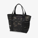 メーカーブルイク 品番BQB-00024-BKCAMO サイズF(W38×H37×D19mm30L) 対象性別バッグ 　素材CORDURA X-PAC 　カラーブラックカモ発売日2022年11月備考付属品 : blueeq オリジナルカラビナ 利便性の高いATHLETE TOTE BAGをベースに、軽量・強度・耐水性に優れた高機能素材CORDURA X-PAC?を採用したハイスペックモデルです。 カモフラージュ柄は、サンドベージュとブラックの2色展開となります。防水性を高める裏面ラミネート加工は独自の張りを持ち、型崩れを防ぎます。 背面に大型のクーラーポケットがついています。オプションで作成したエンブレムワッペンを本体ベルクロに装着できます。内装には消臭効果(※1)があるblueeq織りネームと衝撃吸収と伸縮性を兼ね備えたネオプレーン素材のポケットを装備しています。 スポーツシーンはもちろんアウトドアからタウンまで、ユーザーの数だけ用途が広がるトートバッグです。 *資材の裁断箇所により、写真とは見え方が異なりますのでご了承ください。