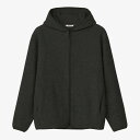 メーカーエレッセ 品番EM823360-K カラーK(ブラック) サイズM/L/XL 対象性別メンズ 　素材Woolpile(ウール59%ポリエステル26%ナイロン15%) 　機能UVPROTECT 　発売日2023年10月 保温性とともにムレ感の軽減をコンセプトに開発したアウターです。それを具現化するために素材にウールを使用しています。ウールは繊維の中に空気が含まれているため保温性に優れ、さらに非常に優れた吸放湿性があります。特殊な丸編み機でパイル風に編立ててふんわりと体を包み込むようなソフトな風合いに仕上げています。さらにミルド＆タンブラー加工を施し、糸がひっかかりにくくすると同時に、あたたかさをより感じさせるふわふわの表面感に仕上げています。脇と肩の切り替え部分はテニスのスイング動作を解析し、開発した独自設計のカッティングで腕がふりやすく、あげやすい「SWING FIT」設計です。前身頃左右にポケットがあります。フロント部分は上下どちらからでも開閉が可能なファスナーを使用しています。