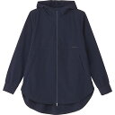 メーカーダンスキン 品番DC324105-DN カラーDN(ダークネイビー) サイズS/M/L 対象性別レディース 　素材ナイロン85%ポリウレタン15% 　機能吸汗速乾ストレッチUVカット 　発売日2024年 アクティブなシーンをコアにさまざまなシーンで着用できる汎用性のあるロングレングスジャケットです。吸汗速乾、UVケア（UPF15−30、紫外線カット率85%以上）機能を付加し、環境への負担を軽減した素材を使用しています。動きを妨げにくいストレッチ性とナイロンのソフトな風合いが特徴です。スポーティーでシンプルなデザインがポイントになっており丈を長くすることですっきりとした縦長シルエットになっています。前後差をつけてお尻を隠しつつ前に脚が出しやすいカッティングになっており、レギンス合わせがお勧めです。