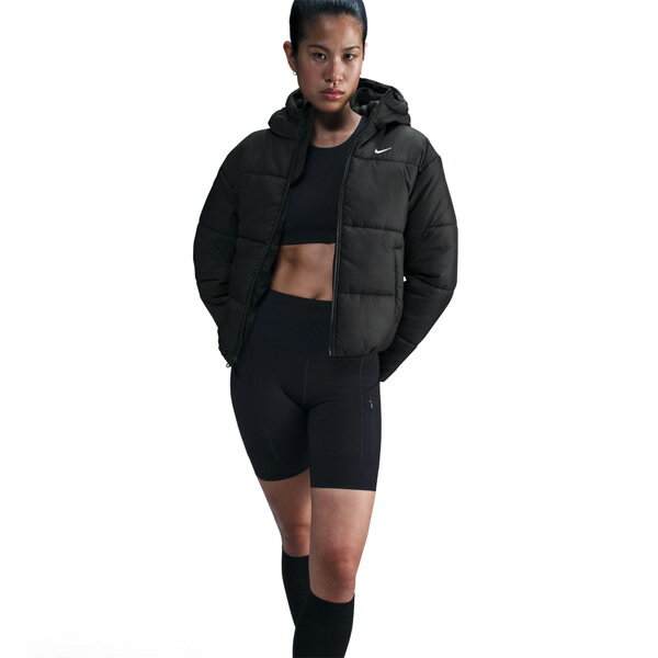メーカーナイキ 品番FZ5900-010 カラーBLACK(010) サイズS/M/L/XL 対象性別レディース 素材ポリエステル100% 発売日2025年10月 暖かく過ごすためにデザインされたジャケットで、冬の寒さを乗り切ろう。 合成素材の中わたで断熱性を強化した、重ね着しやすいゆったりとしたデザイン。Nike Therma-FITテクノロジーが体温調節をサポートし、寒い日も暖かい着心地をキープします。 さらに撥水素材を採用したことでさらりとした状態が持続。 ジッパーを上げ、ポケットに手を入れて外に出かけよう！ 寒さをシャットアウト Nike Therma-FITテクノロジーが体温調節をサポートし、寒い日も暖かい着心地が続きます。 撥水素材が、悪天候でもさらりとした状態をキープ。 小物の収納 スナップボタン付きポケットは、小物を収納することも、手を寒さから守ることも可能。 スタイル：腰丈のゆったりとしたジャケット 素材：撥水素材 構造：合成素材の断熱材 収納：ジッパー付きハンドポケット トリミング：ジッパー付きで伸縮素材の裾 その他の特長：フードは折りたためるストームつばとバンジートグル付き スウッシュロゴの刺繍 洗濯機洗い可能 。