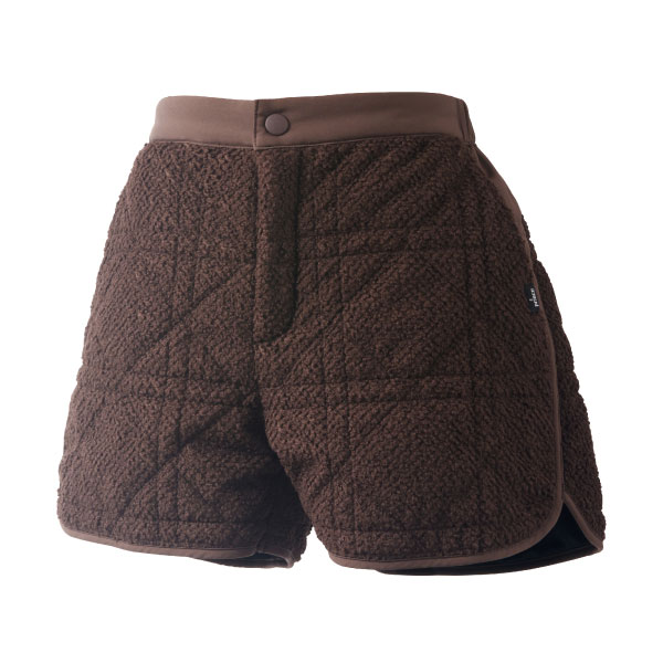 メーカープリンス 品番WF6853-049 カラーブラウン(049) サイズS/M/L/LL 対象性別レディース 素材ライトボア（ポリエステル100%）/メカニカルストレッチタフタ（ポリエステル100%） 機能UVケア/保温/制電 発売日2026年9月 ひし形のキルティングを施したショートパンツ。