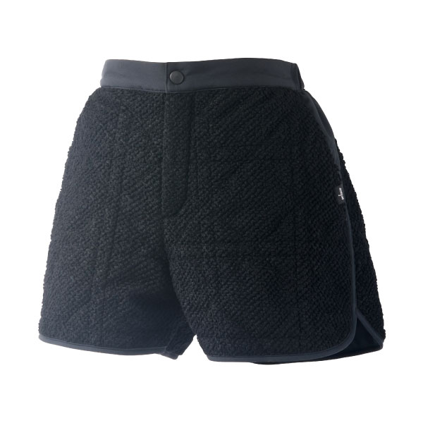 メーカープリンス 品番WF6853-165 カラーブラック(165) サイズS/M/L/LL 対象性別レディース 素材ライトボア（ポリエステル100%）/メカニカルストレッチタフタ（ポリエステル100%） 機能UVケア/保温/防風/制電 発売日2026年9月 ひし形のキルティングを施したショートパンツ。