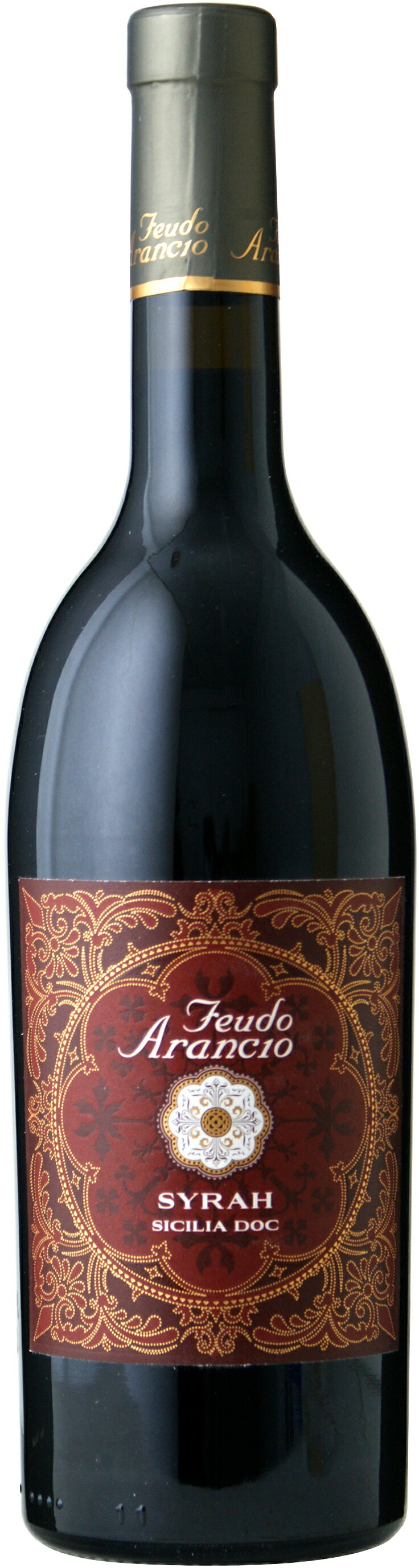 ワイナリー名 Feudo Arancio フェウド・アランチョ ワイン名 Syrah フェウド・アランチョ シラー 容量 / 750ml 原産国 イタリア 地　方 シチーリア 原産地呼称 シチーリア D.O.C. 品種 シラー 100% オーク樽熟成　6ヶ月 ALC度数 13.50 % 種類 赤ワイン 味わい ミディアムボディ 飲み頃温度 15℃ コメント プラムやカシスのような果実のアロマに粒胡 椒のスパイス感。タイムのようなハーブ香も 感じられる。滑らかな舌触りに、ふくよかな 果実味。酸味が全体の味を引き締めます。 コンクール入賞歴 (2014)チャイナワイン&スピリッツアワード2016 金賞(2010)ベルリン・ワイン・トロフィー2012 銀賞(2009)ベルリン・ワイン・トロフィー2010金賞(2008)ベルリン・ワイン・トロフィー2010 金賞(2007)ムンダスヴィニ 2009 銀賞 (2003)ムンダスヴィニ 2005 金賞 海外ワイン専門誌評価歴 (2004)「ワイン・エンスージアスト 2006」 ベスト・バイ 87点 国内ワイン専門誌評価歴 (2009)「ワイン王国 No.65」 5ツ星／(2008)「ヴィノテーク 2009-12」 17点 ビンテージについて 販売途中で、画像のVTから 最新のVTにかわる場合ござ います。お気軽にお問い合 わせ下さいませ。 新シチーリアの旗頭、「フェウド・アランチョ」 　「最高のコストパフォーマンス・ワインの提供」と「料理と相性の良いワインを造る」という明確なコンセプトの下設立されたフェウド・アランチョ。栽培しているのは「グリッロ」や「ネロ・ダーヴォラ」」といったシチーリアの地ブドウに加え、「シャルドネ」や「カベルネ・ソーヴィニヨン」といった国際品種で、それぞれの個性がしっかり表現されたワインを造っています。 　フェウド・アランチョはシチーリアというイタリアの中でも特に自然環境に恵まれた土地と、最先端の設備と技術を集結させた新進気鋭のワイナリー。1,000haという広大な畑を有しながらひとつひとつの区画に適した栽培方法・醸造方法を採用するなど、徹底した品質向上努力を惜しまず実践しています。その結果実現された素晴らしいコストパフォーマンスによって、アメリカで最も売れているシチーリアワインであり、世界的に認められている、今大注目のブランドです。 料理と一緒に、最高のコストパフォーマンスを楽しめるワイン フェウド・アランチョには、 「最高のコストパフォーマンス・ワインの提供」 と 「料理との相性の良いワインを造る」 という明確なコンセプトがあります。白ワインは「繊細な個性」を、赤ワインは、「濃厚でエレガント」。ただ単に濃いワインではなく、飲み手のことを考えた、食事と共にあるワインを目指す彼らのワインは既にアメリカで高い人気を博し、シチーリア・ワイン・ブランドでアメリカ市場NO.1を獲得しています。 シチーリア島という恵まれた環境 イタリアの中でも最も大きい州、シチーリア州。 地中海最大、かつ豊かな土壌を持つこの島は、様々な国の支配を受けた歴史をもち、地中海での交易において重要な地点でした。シチーリアはブドウ栽培には大変適した環境を持ち、古くは紀元前8世紀頃から行われていました。ブドウ栽培に適しているといわれる理由は、主に「地形・気候・日照量」にあります。フェウド・アランチョはその恵まれたシチーリア島でよりブドウ栽培に適した場所を選択。更には自社でブドウ栽培管理することで、希望する品質のブドウを収穫することで品質の高いワイン造りを行います。 多様な文化が混ざり合う土地、シチーリア 　地中海の中心に位置するシチーリア島はイタリアだけではなく、ギリシャやアラブの文化も色濃く残り、多様な文化を形成している地域。 　フェウド・アランチョのラベルにあしらわれているのも、アラビア工芸品などに見られる模様をデザインしたもの。基になっているのは、およそ1,300年前のシチーリア・ラグーザ地区がアラブ勢力に支配されていた時代に用いられていた陶器の絵柄です。その土地の文化を大切にするフェウド・アランチョ。多種多様なシチーリアの文化をラベルからも感じるとることができます。 アラビア工芸品の模様 ひとつひとつの区画をまるで単一畑のように取り扱う 例えば白ワインを造りだす「シャルドネ」の畑では、気候や土壌によって明確に区画を管理しています。 そのため収穫?醸造まで区画毎に管理することが可能となり、よりブドウの成熟状態に合わせてワイン造りをすることができます。 しかし区画ごとにブドウを管理することは非常に手間のかかる作業。フェウド・アランチョの常に高品質のワインを造りだす秘密の裏には、生産者の地道な努力もあります。 　「ワインは自然の産物」 「ワインは自然の産物」。フェウド・アランチョは自然を犠牲にして利益を追求するものではなく、「自然との共存」を考えてワイン造りを行っています。そのため、EMAS（Eco Management Audit SchemeEU、欧州連合の環境管理制度）の認証も取り、ブドウ栽培・醸造方法・施設運用も自然に沿った方法を取り入れて安心・安全・安定したワインを造っています。新シチーリアの旗頭、「フェウド・アランチョ」 　「最高のコストパフォーマンス・ワインの提供」と「料理と相性の良いワインを造る」という明確なコンセプトの下設立されたフェウド・アランチョ。栽培しているのは「グリッロ」や「ネロ・ダーヴォラ」」といったシチーリアの地ブドウに加え、「シャルドネ」や「カベルネ・ソーヴィニヨン」といった国際品種で、それぞれの個性がしっかり表現されたワインを造っています。 　フェウド・アランチョはシチーリアというイタリアの中でも特に自然環境に恵まれた土地と、最先端の設備と技術を集結させた新進気鋭のワイナリー。1,000haという広大な畑を有しながらひとつひとつの区画に適した栽培方法・醸造方法を採用するなど、徹底した品質向上努力を惜しまず実践しています。その結果実現された素晴らしいコストパフォーマンスによって、アメリカで最も売れているシチーリアワインであり、世界的に認められている、今大注目のブランドです。