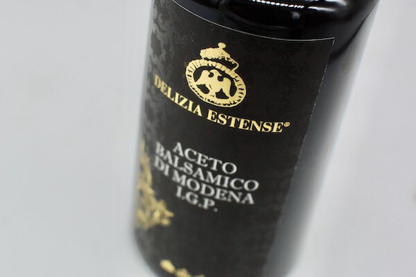 ラシーヌが輸入する良質なバルサミコ！ 推薦グラス サンテ・ベルトーニ / アチェート・バルサミコ・ディ・モデナ 500ml Sante Bertoni / Aceto Balsamico di Modena (Art. 1) (500ml) セパージュ: 国地域: イタリア / エミリア・ロマーニャ 飲み頃情報: 今から インポーター: ラシーヌ ラシーヌが以前から輸入しているバルサミコ。調味料であるバルサミコもコンディションが良い物の差は非常に大きい。オリーブオイルと共に是非普段使いしてください！