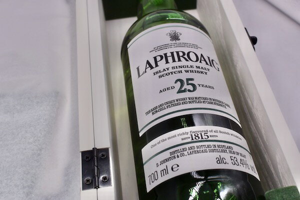 LAPHROAIG ラフロイグ / 25年　53,4％ 2022 ボトリング【モルト・ウイスキー】