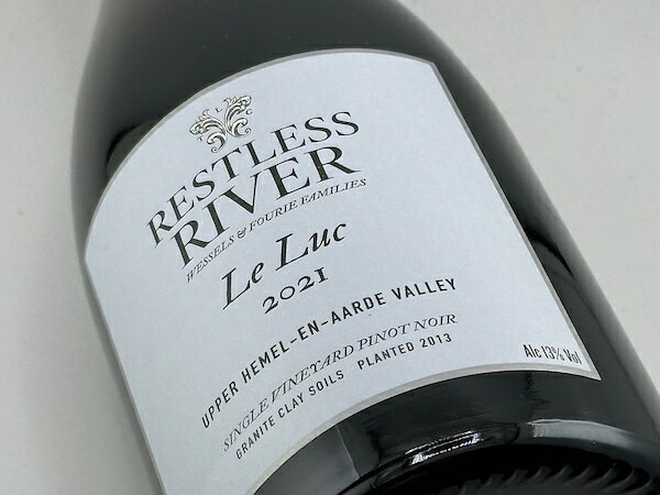 恐ろしく素晴らしいピノ！ 推薦グラス レストレスリヴァー / ル・ルーク・ヒ?ノ・ノワール [2021] Restlessriver / Le Luc Pinot Noir 2021 セパージュ: 【ピノ・ノワール100％】 国地域: 南アフリカ / ヘルマナス 飲み頃情報: 今から インポーター: ラフィネ 【キュヴェ】自社畑「Le Luc／ル・ルーク」のシングル・ヴィンヤード・キュヴェで、2019年は4ヴィンテージ目です。 【品種】ピノ・ノワール100％ 【産地】Upper Hemel-en-Aarde-Valley／アッパー・ヘメル・アン・アード・ヴァレー　　　【畑面積】1.2ha：単一畑 【畑立地】大西洋から5kmの場所の、標高300mで、北東向きの丘の斜面に位置し、海からの冷たい風が吹き込みます。 【土壌】上部は水はけのよい砂利、岩石、ミネラル豊かなコーヒークリップなど様々で、深層部は風化した花崗岩と粘土質 【植樹】2013年　　　【栽培】50％以上間引き（グリーン・ハーヴェスト）：ブドウ樹にストレスを与えず凝縮した果実味を得るため 【収穫】2月初旬に数日の感覚を置いて2回に分けて手摘みにて　　　【全房使用率】70％ほど 【発酵】小さな木製の開放槽を用いて、パンチングダウンやポンピングオーバーは行わず、果帽を毎日手で押して軽くワインに漬けながら野生酵母による自然発酵を促します。 【熟成】フレンチオーク樽（新樽比率25％）にて澱と共に12カ月間熟成し→澱引き→さらにステンレスタンクにて数か月間寝かせ、清 澄を行わず瓶詰→さらに18カ月以上瓶熟成 【テイスティングノート】いくつかの赤い果実、ハーブ、ムスク、森の下草などのアロマがとても華やかで、若々しい酸味ときめ細かなタンニンのバランスがよく、滑らかな口当たりです。 【評価】Tim Atkin MW, SA Special Report / 94pt 【アルコール度数】13.0％　　◆無清澄 【south africa】 【rouge】 【v2021】 【wakaumaaka】