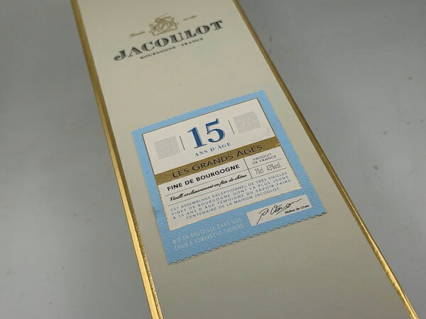 現在発売されているフィーヌの頂点！ 推薦グラス ジャクロ / フィーヌ・ド・ブルゴーニュ15年43% Jacoulot / Fine de Bourgogne 15y 43% セパージュ: 【ピノ・ノワール100％】 国地域: フランス / ブルゴーニュ 飲み頃情報: 今から インポーター: エイコーン 創業者のヴィンセント・ジャクロは1864年にブルゴーニュ南部、ボジョレ地方の中心に位置するロマネシュ・トラン（Romaneche-Thorins）で生まれました。若い頃からオードヴィに魅せられたヴィンセントは、1891年に友人のワイン生産者からブドウを入手して、マールの蒸留を開始。『メゾン・ジャクロ』が誕生しました。創業からほどなくヴィンセントの名声は広まり、『ジャクロ・オードヴィ』の成功は地元のみならず、各地で優れた評価を得ました。著名なコンペティションで受賞した数々のメダルは、品質を証明しています。ラベルに記された『L’Authentique Jacoulot オーセンティック・ジャクロ』の署名は、同社のブランドとしてよく知られていますが、それは愛好家にとって品質の証であり、お気に入りのブランドを意味するニックネームになりました。1世紀以上前の創業以来『メゾン・ジャクロ』は、素晴らしい伝統と、テロワール由来のテイスト・イノベーションを永続させています。コニャックやアルマニャックと同様にフィーヌ・ド・ブルゴーニュは、ワインを蒸留したAOCブランデーです。蒸留後、ロマネシュ・トランの自社セラーで長期間熟成されます。 【fine】