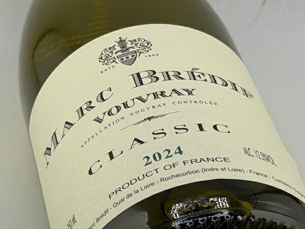 蔵出しで最高の状態 推薦グラス マルク・ブレディフ / ヴーヴレイ・クラッシック [2024] Marc Bredif / Vouvray Classic [2024] セパージュ: 【シュナン・ブラン100％】 国地域: フランス / ロワール 飲み頃情報: 今から インポーター: ブリストル・ジャポン ブドウ品種　　シュナン・ブラン100％ (平均樹齢25〜30年) 土壌　　粘土石灰質土壌主体 / 一部粘土珪質 区画の位置　　Vouvray (ヴーヴレイ) / Vernou sur Brenne(ヴェルヌー・シュール・ブレンヌ) 生産量　　1ha当たり50hl 醸造　　厳選する為、手摘みで収穫する。空気圧式圧搾機でプレスするが、フリーラン果汁を主体に醸造する。18〜24時間低温静置後、18℃に管理したステンレスタンクで最長でも2ヶ月間程アルコール発酵。その後、 澱上で9ヶ月間ステンレスタンク熟成。瓶詰め前に濾過。＊残糖分：13g/?前後 特徴　　色調は緑がかった淡いゴールド。花梨、洋梨、ミラベルや蜂蜜のような香りとジャスミンのような香りが感じられる。口当たりは非常に円やかで、豊かな果実味とミネラル感のあるキレイな酸味とのバランスが素晴らしく、清涼感のある余韻が長く続く。 【blanc】【loire】 【v2024】 【wakaumashiro】 【nature】　【teiban】