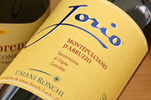 ウマニ・ロンキ社が行ってきたモンテプルチアーノの研究成果をもとに造られたワイン。ブドウが持つ可能性を最大限に引き出したフルーティでバランスのとれたエレガントな味わいが特徴です。“ヨーリオ”とは、アブルッツォ生まれの有名な詩人ダヌンツィオの作品「ヨーリオの娘」に由来しています。（アブルッツォ州産）　