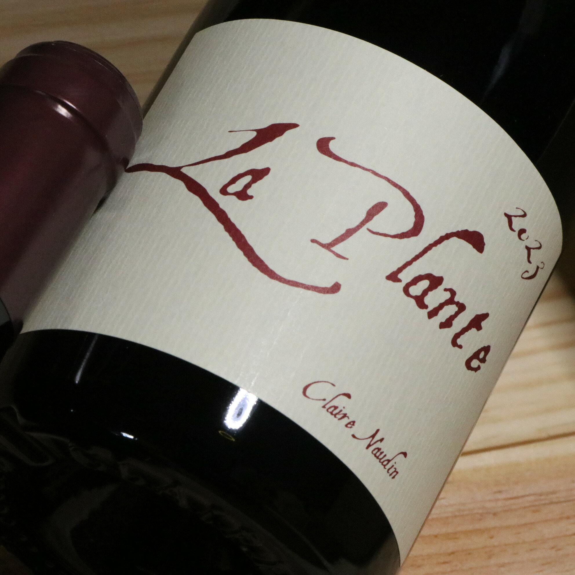 ペルナン・ヴェルジュレスに近いEn Daisey区画の葡萄を使用。ノーダン-フェランの希少なブルゴーニュ ルージュ。全てのキュヴェを最高の状態で造り上げる、クレールの意気込みを感じさせる。ぺルナン・ヴェルジュレスに近いEn Daisey区画...