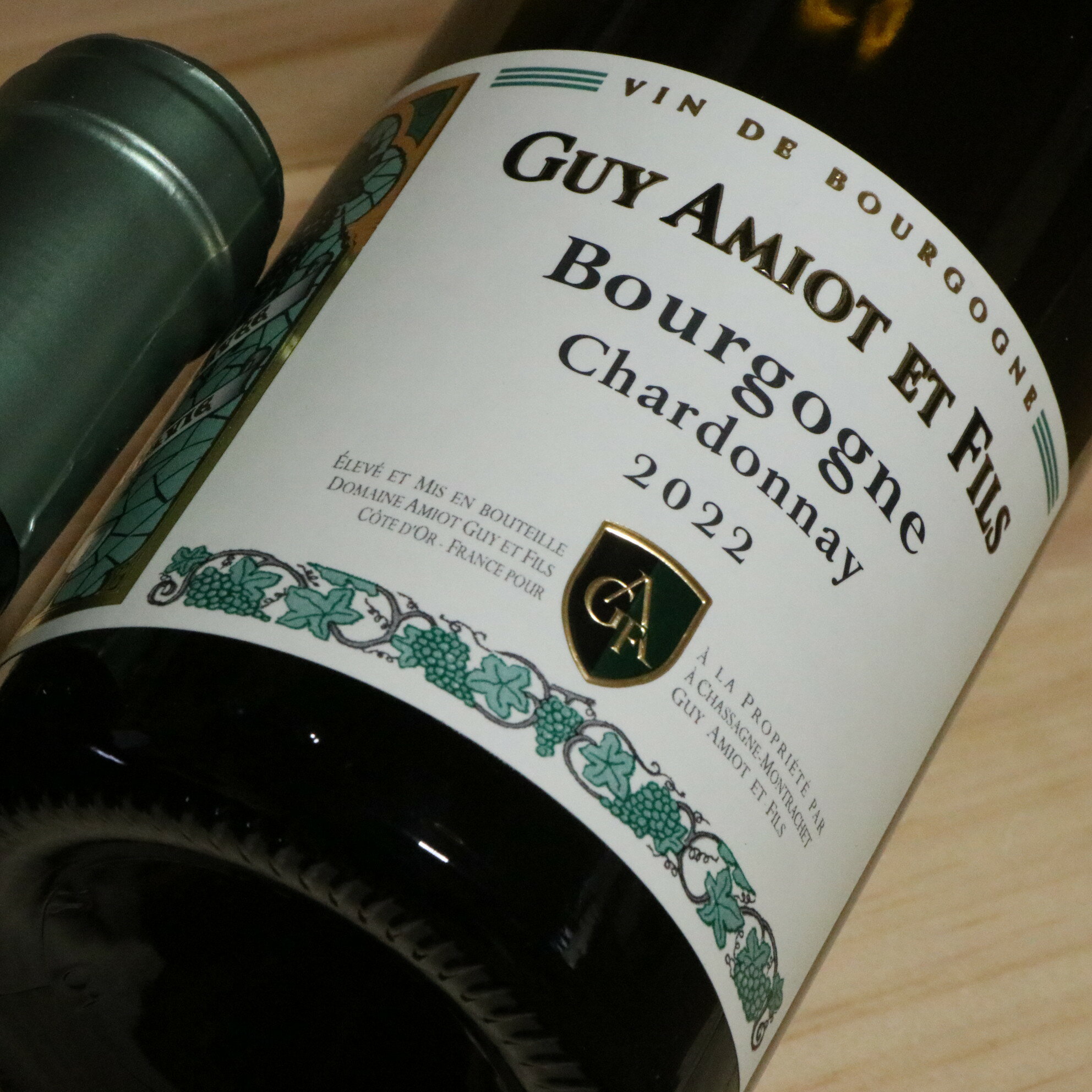 シャサーニュ・モンラッシェ村の地方名区画から造られるブルゴーニュ・ブラン。軽やかな一方、果実味は十分。フレッシュで生き生きとした味わい。アフターにはミネラルも感じられる。若々しさを楽しみたいワイン。ドメーヌ・アミオ・ギイ・エ・フィスの歴史に...