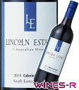 　Lincoln Estate Wines &nbsp;Sashimi Sauvignon Blanc&nbsp; リンカーン・エステイト・ワインズ 市場が求める価格を徹底的に追求。 可能な限りコストを削減してプレミアムワイン用に栽培されたブドウから 驚異のコスパワインを産み出した。 1997年よりプレミアムワインを造るべくブドウ栽培を始め、当初は『ペンフォールド』等のプレミアムワインの造り手に良質なブドウを供給、2003年に入り、初めて念願の自社瓶詰めを行いました。 リンカーンシリーズは使用する瓶、ラベル、パッケージング、キャンペーン費など、抑えられるコストを全てカットし、 プレミアムワイン用に栽培したブドウから産まれるコストパフォーマンスに優れたワインです。 &nbsp; マグロの養殖で成功したターヴィ家 &nbsp; ワイナリーの名前となっているリンカーン港（ポートリンカーン）はオーストラリア屈指の漁場として知られ、マグロの養殖等が盛んに行われている産地。海洋性の気候と恵まれた日照量から農作物の宝庫としても知られています。 リンカーン・エステイトのオーナー、ターヴィー氏は、この地でマグロの養殖業や海産業を行う企業のオーナーでもあります。 　&nbsp; オーナー一家　ターヴェイ家 プレミアム用ブドウで産まれるコスパワイン ブドウ栽培のモットーは手間隙を惜しまずかけること。 使用されるブドウはシャルドネの一部以外全て自社畑（ペニンシュラズG.I.）で丹精込めて栽培されます。 「もっとカジュアルに手ごろな価格で」という市場の要望に応えるべく使用する瓶、ラベル、パッケージング、キャンペーン費など、抑えられるコストを全てカットし、驚きの価格設定でプレミアムワインを瓶詰めしています。 海洋性の冷涼な気候で知られる豪州南東部の赤ワイン。 深みのある黒果実のアロマ。ブルーベリーや心地良いスパイスのフレーバーがビロードのようなタンニンとバランス良くまとまります。&nbsp; ◆産地：オーストタリア　サウス・イースタン・オーストラリア ◆葡萄品種：カベルネ・ソーヴィニヨン100％ ◆醸造：ブルゴーニュ樽　12カ月（旧樽のみ）　一部オークスティーブ使用。 ◆赤　フルボディー