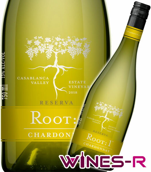 ROOT:1 Sauvignon Chardonnay ルート・ワン　シャルドネ　レゼルヴァ 常に高評価で、典型的なチリワインを生産し続けるヴィーニャ・ヴェンティスケーロ社。 そのワインは、最新の技術と地球環境に優しいワイン生産方法（Sustainable Viticulture）の賜です。 明るい淡黄色が目を惹くシャルドネ！ ルートワン・シャルドネは、熟成過程の澱の旨味成分を最大限に生かすバトナージュ手法が表現力豊かな香りを生み出す、驚くほど芳醇な白ワインです。 パパイヤやパイナップルなどのトロピカルフルーツの香しさが、ドライフルーツやバニラのソフトな香りに一層彩られています。 非常にバランスのとれたワインであり、旨味を感じられる酸味が特徴的です。 フィニッシュは柔らかく、トロピカルフルーツと滑らかなバニラが際立ちます。 産地　チリ　カサブランカバレー ブドウ品種　シャルドネ100％ 白　辛口