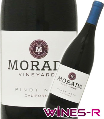 MORADA Vinyards Pinot Noir モラダ・ヴィンヤード　ピノ・ノワール イタリア出身の醸造家がカリフォルニアの地で フィネスとエレガンスに溢れたワイン造りに挑戦 ひと味もふた味も違う「イタリアン　カリフォルニアワイン」 この地域で最も古いワイン畑でもある単一畑で栽培されています。 この畑はローダイの東端に位置していて、冷涼でピノノワールの栽培に最適なミクロクリマに恵まれています。 新鮮なチェリー、またバニラのアロマ。 軟らかく慎重にプレスされたピノ・ノワールは12ヶ月の熟成を経て典型的なピノ・ノワールのエレガンスを身に着けます。 ■産地　アメリカ　カリフォルニア　ローダイ ■ブドウ品種 ピノ・ノワール100％ ■収穫　鮮度と、新鮮な酸味を生かすため、早朝に手積みにて収穫されます ■醸造・熟成　8日間のスキンコンタクトの後　40％をフランス産オーク樽の古樽にて熟成 ■赤　ライトボディー Morada vinyards Pinot Noir