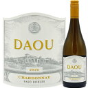 ダオ シャルドネ パソロブレス カリフォルニア[2020] Daou Vineyards Chardonnay Paso Robles California　 750ml 白ワイン 白 ワイン ギフト プレゼント南カリフォルニアを代表するワインの銘醸地「パソロブレス」。 世界各国600ヶ所以上のカベルネソーヴィニヨンの産地を巡り、自分達の求めるカベルネソーヴィニヨンが「パソロブレス」という地に他ならないと、ここに「Daou Vineyards」を築いた兄弟、ジョルジュとダニエル。 内戦からレバノンを出て、フランス、そしてアメリカへと渡り、病院のコンピューターシステムに革命を起こすDAOUシステムを立ち上げ、1998年にはナスダックに上場を果たします。 そして会社売却。 まさにアメリカンドリームの象徴のような一族は、昔からの夢だったワイン造りにすべて捧げています。 ジョルジュとダニエル・ダウの兄弟は、カベルネ・ソーヴィニヨンを生産するための比類のないテロワールを見つけるため、長い旅路に出発しました。 そして、奇跡の山で偉大なDAOUマウンテンを見つけました。 当時、ナパの神様と言われたボリューヴィンヤードの醸造家アンドレチェリチェフ（Andre Tchelistcheff）は、このDAOUダウの山を 「生態学的要素の宝石だッ」と大絶賛したのです。 ワインの最も美しい表現はテロワールに由来します。 簡単に言えば、テロワールは土壌と気候です。 素晴らしいワインは、例外的なテロワールを必要とします。 このDAOUダウマウンテンは非常にまれな土壌、石灰質の粘土から構成されてます。 カベルネソーヴィニヨンなど、ボルドー系の品種の栽培に最適な石灰質と石灰岩の下層土を含む粘土で構成されていました。 これは、ジョルジュとダニエルが夢のブドウ畑を求めて世界中を探索したときに求めていたまさに夢の土壌です。 DAOUダウマウンテンは、パソロブレスAVAの西側にあるアデライダ地区の丘に標高2,200フィートの高さでそびえています。 最大斜度56％（大倉山シャンツェの着地バーンが43度）という、モーゼルのゾンネンウーア(Sonnenuhr) 「日時計畑」並みの急斜面を備えたDAOUマウンテン。 カリフォルニアのセントラルコーストの頂きで、そこから息をのむような景色を眺めは絶景。 海岸沿いに劇的にそびえたつ畑は、14マイル離れた太平洋によって冷やされ、Templeton Gapの上を流れて運んできます。 日中の温度の高低差は激しいです。 「間違いなく、ボルドー系の品種を熟成させるには、世界で最も完璧な気候だ。」 DAOU Mountainのテロワールは、小さい粒のブドウは皮が占める対表面積が小さいため、並外れたフェノール樹脂、強い風味、香り、深い色が飛びぬけて強いです。 ダオワインに首ったけのDove Cameron！ ダヴ・オリヴィア・キャメロン (Dove Olivia Cameron) 透き通るような白い肌とブロンドヘア、グリーンの瞳でリアルバービーと言われているディズニー・チャンネル・スターのダヴ・キャメロン（Dove Cameron）。 ダヴ・キャメロン嬢の名言 恐怖／ネガティヴ精神はあなたを「安全圏」に置いておくための脳みその仕組みなの。 そこから進化／成長／美しさが生まれると思う？ 2020 CHARDONNAY　DAOU PASO ROBLES このピュアでエレガントなワインは、パソロブレスの沿岸の厳選された畑で栽培されたシャルドネを使用しています。 ハイビスカスの花、白桃、オールスパイスのヒントを添えた、ボスク梨、パイナップル、グアヴァの魅力的なアロマを綺麗に提供します。 スイカズラとバニラの香りがトロピカルフルーツと温かいトーストの香りを引き立てます。 口に含むとみずみずしくシルキーで、甘いメロン、マンゴー、パイナップル、バニラやクレームブリュレのの上品な風味があります。 柑橘類とネクタリンの味わいは、驚くほど長くしなやかな後味を通して、ヘーゼルナッツとトーストしたアーモンドの提案によって強調されています。